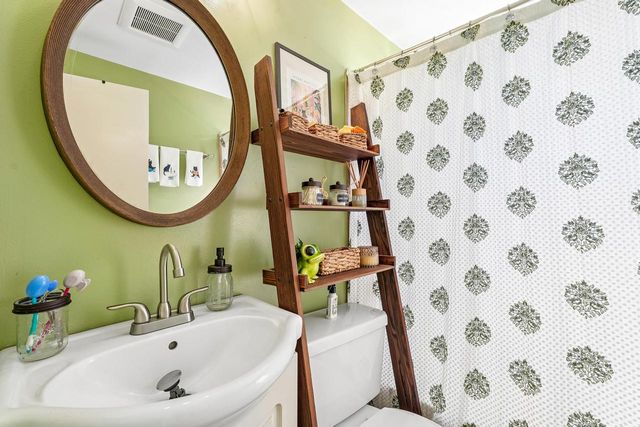329 E Gauer CIRCLE, Milwaukee, WI 53207