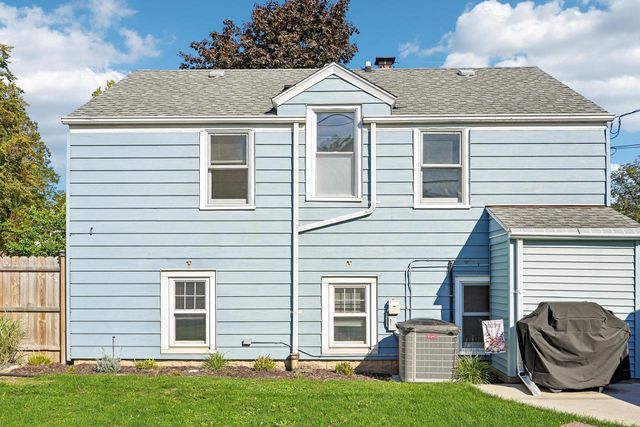 329 E Gauer CIRCLE, Milwaukee, WI 53207