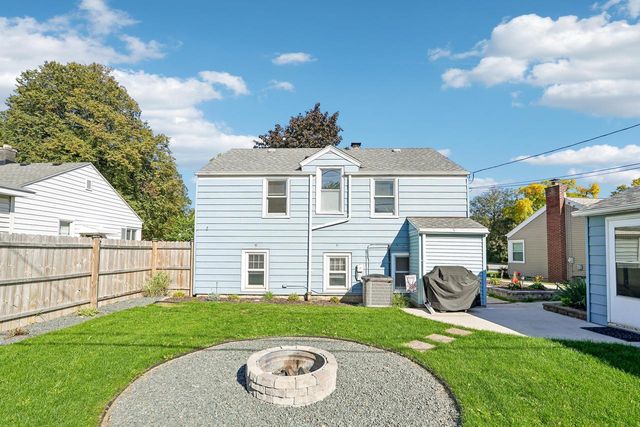 329 E Gauer CIRCLE, Milwaukee, WI 53207