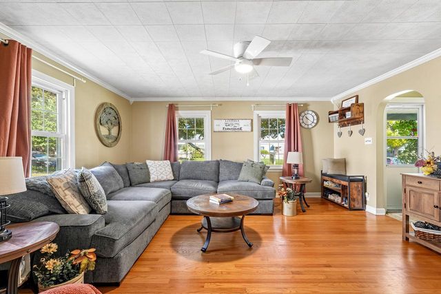 329 E Gauer CIRCLE, Milwaukee, WI 53207