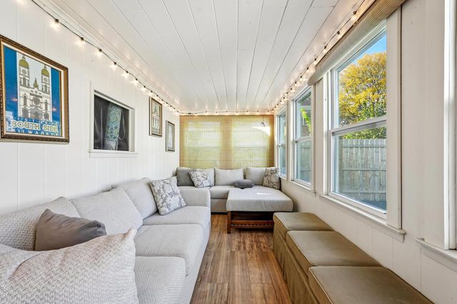 329 E Gauer CIRCLE, Milwaukee, WI 53207