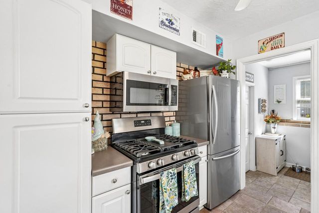 329 E Gauer CIRCLE, Milwaukee, WI 53207