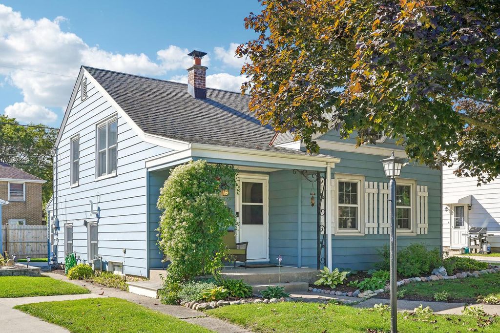 329 E Gauer CIRCLE, Milwaukee, WI 53207