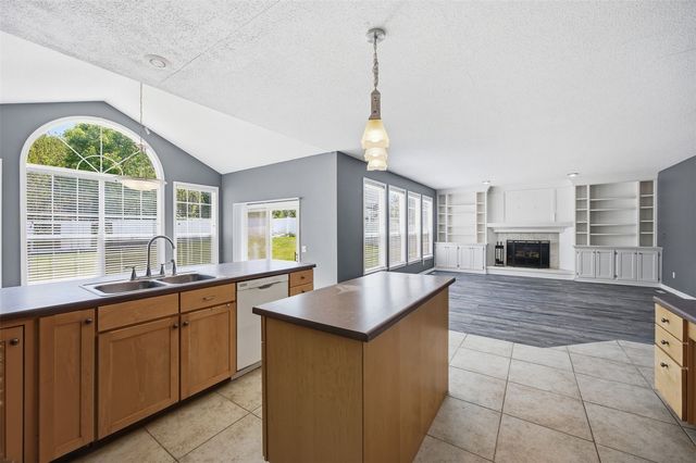 161 Autumn Woods Drive NW, Cedar Rapids, IA 52405