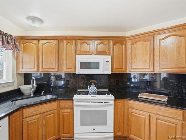 11371 Runyan Lake Road, Fenton, MI 48430