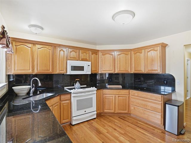 11371 Runyan Lake Road, Fenton, MI 48430