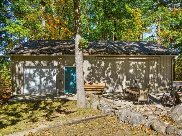 11371 Runyan Lake Road, Fenton, MI 48430