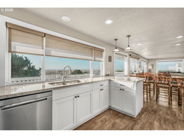 26580 BEACH Dr, Rockaway Beach, OR 97136