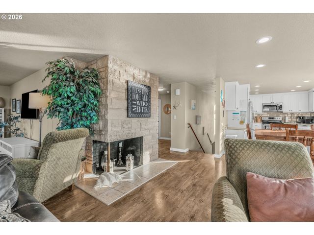26580 BEACH Dr, Rockaway Beach, OR 97136