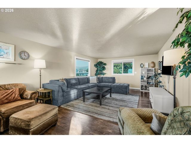 26580 BEACH Dr, Rockaway Beach, OR 97136