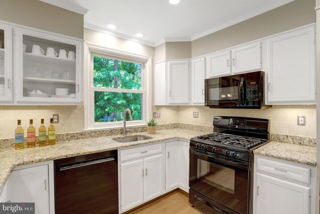 8916 MORELAND LN, Annandale, VA 22003