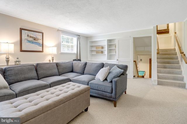 8916 MORELAND LN, Annandale, VA 22003