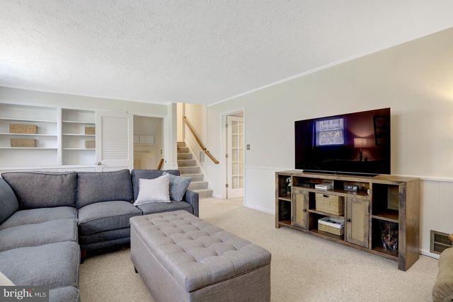 8916 MORELAND LN, Annandale, VA 22003