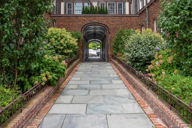 26 East Parkway 12S, Scarsdale, NY 10583