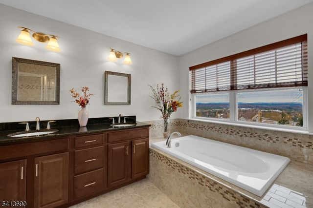 29 Blazingstar Way, Allamuchy Twp., NJ 07840