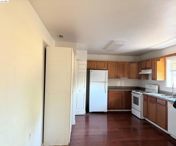 27 Robinson Ave, Pittsburg, CA 94565