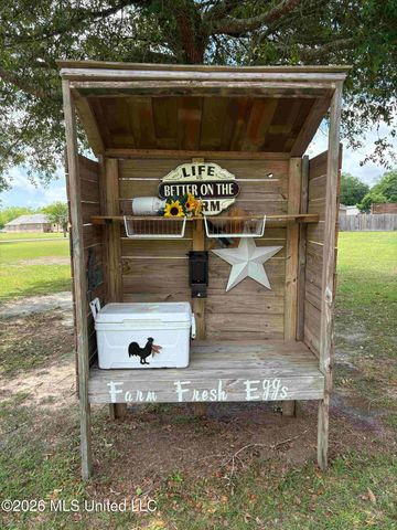 10165 Daisy Vestry Road, Biloxi, MS 39532