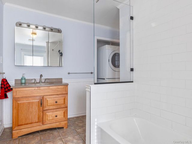 27 Brick Row Street, Athens, NY 12015