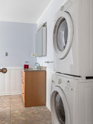 27 Brick Row Street, Athens, NY 12015