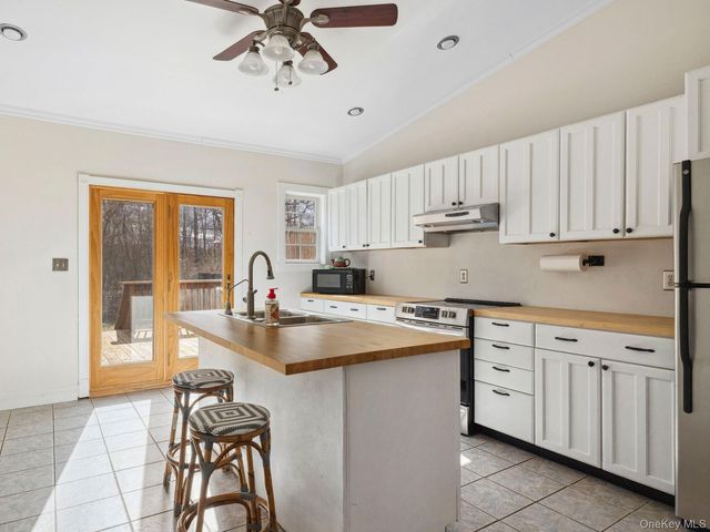 27 Brick Row Street, Athens, NY 12015