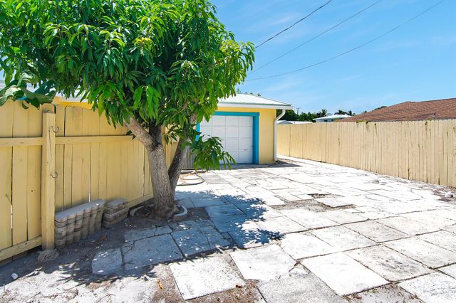 360 Saturn Avenue, Tequesta, FL 33469