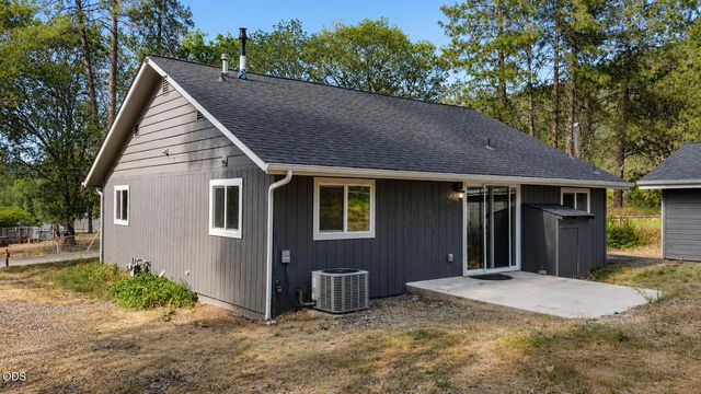 2895 Hamilton Lane, Grants Pass, OR 97527