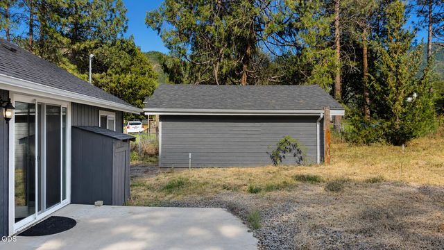 2895 Hamilton Lane, Grants Pass, OR 97527