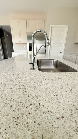 2431 S Carlota Drive, New Palestine, IN 46163