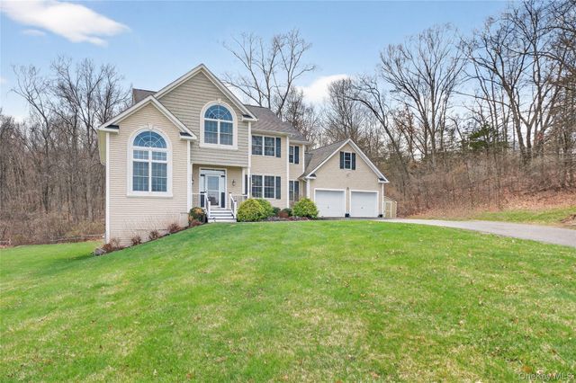 30 Meadowood Lane, Wappingers Falls, NY 12590