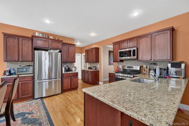 30 Meadowood Lane, Wappingers Falls, NY 12590