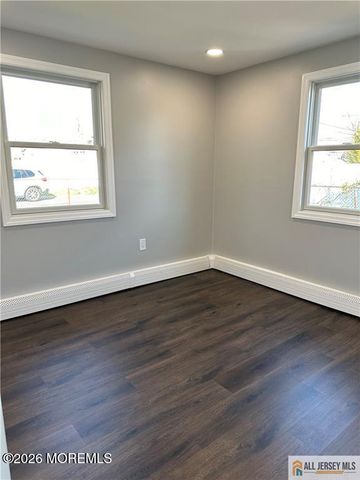 10 Lake Avenue, Keyport, NJ 07735