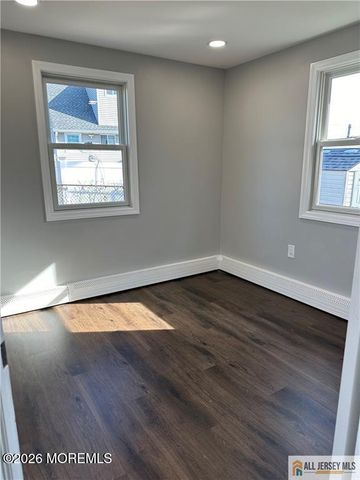 10 Lake Avenue, Keyport, NJ 07735
