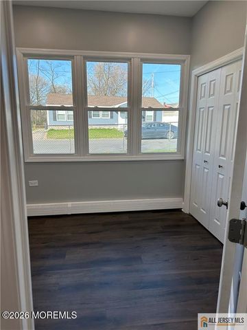 10 Lake Avenue, Keyport, NJ 07735
