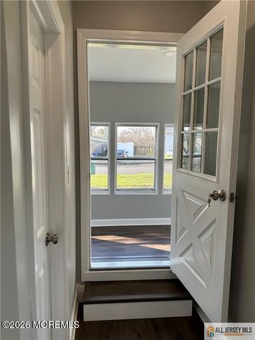 10 Lake Avenue, Keyport, NJ 07735