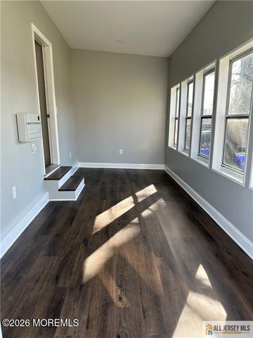 10 Lake Avenue, Keyport, NJ 07735