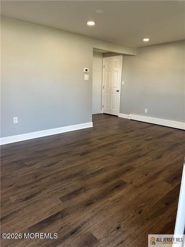 10 Lake Avenue, Keyport, NJ 07735