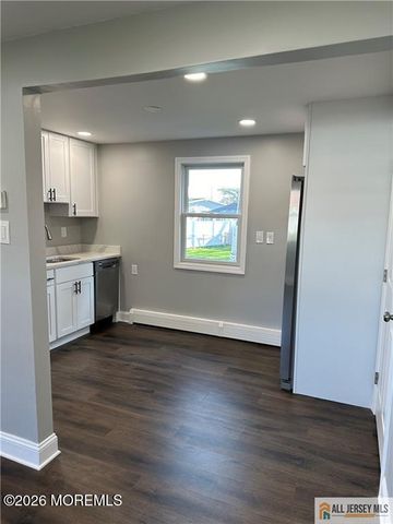 10 Lake Avenue, Keyport, NJ 07735