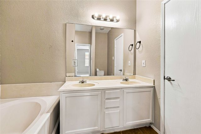 2833 Wakecrest Drive, Fort Worth, TX 76108