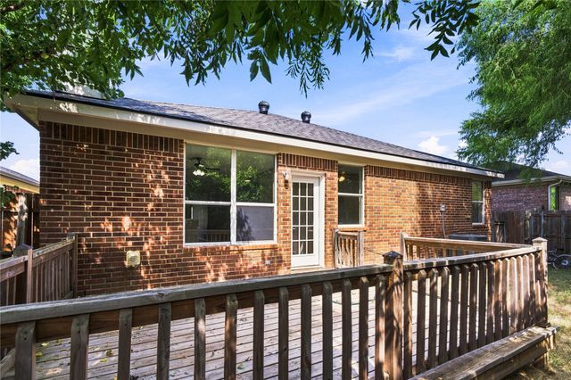 2833 Wakecrest Drive, Fort Worth, TX 76108