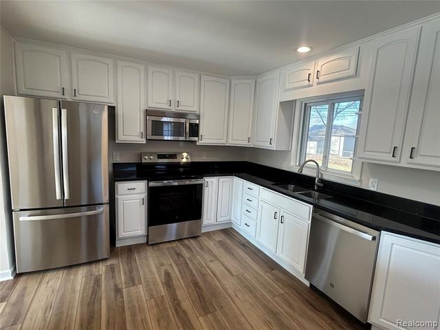 21221 Gordon Road, Saint Clair Shores, MI 48081