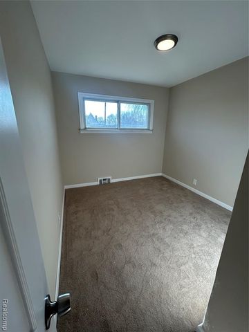 21221 Gordon Road, Saint Clair Shores, MI 48081