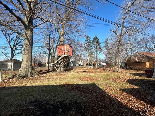 21221 Gordon Road, Saint Clair Shores, MI 48081