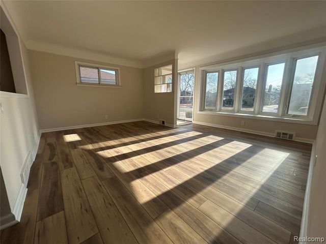 21221 Gordon Road, Saint Clair Shores, MI 48081