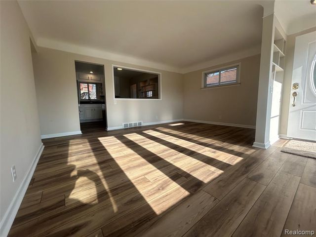 21221 Gordon Road, Saint Clair Shores, MI 48081