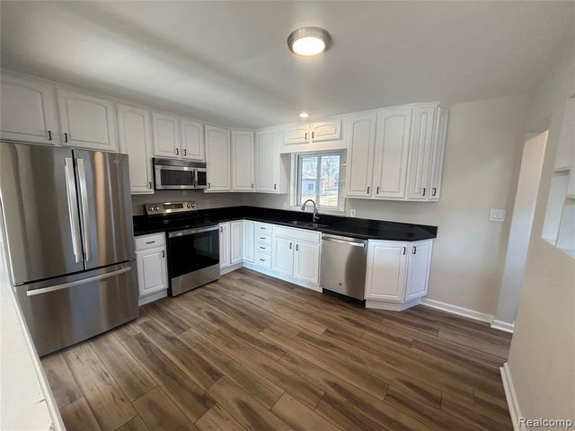 21221 Gordon Road, Saint Clair Shores, MI 48081