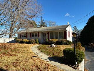 21 Ridge Drive, Montville, CT 06382
