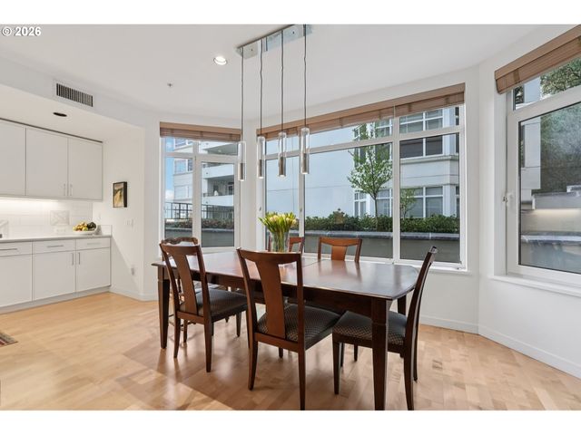 2445 Nw WESTOVER Rd 210, Portland, OR 97210