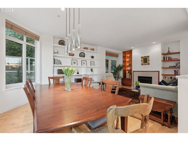 2445 Nw WESTOVER Rd 210, Portland, OR 97210