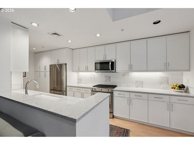 2445 Nw WESTOVER Rd 210, Portland, OR 97210