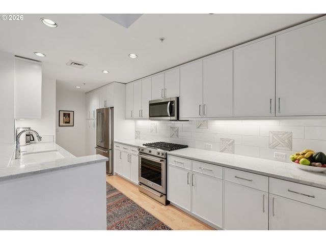 2445 Nw WESTOVER Rd 210, Portland, OR 97210